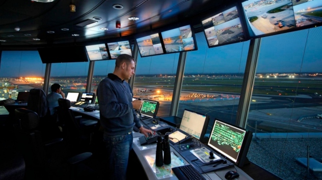 màn hình ghép và màn hình hiển thị thông tin kỹ thuật số cho trạm kiểm soát không lưu